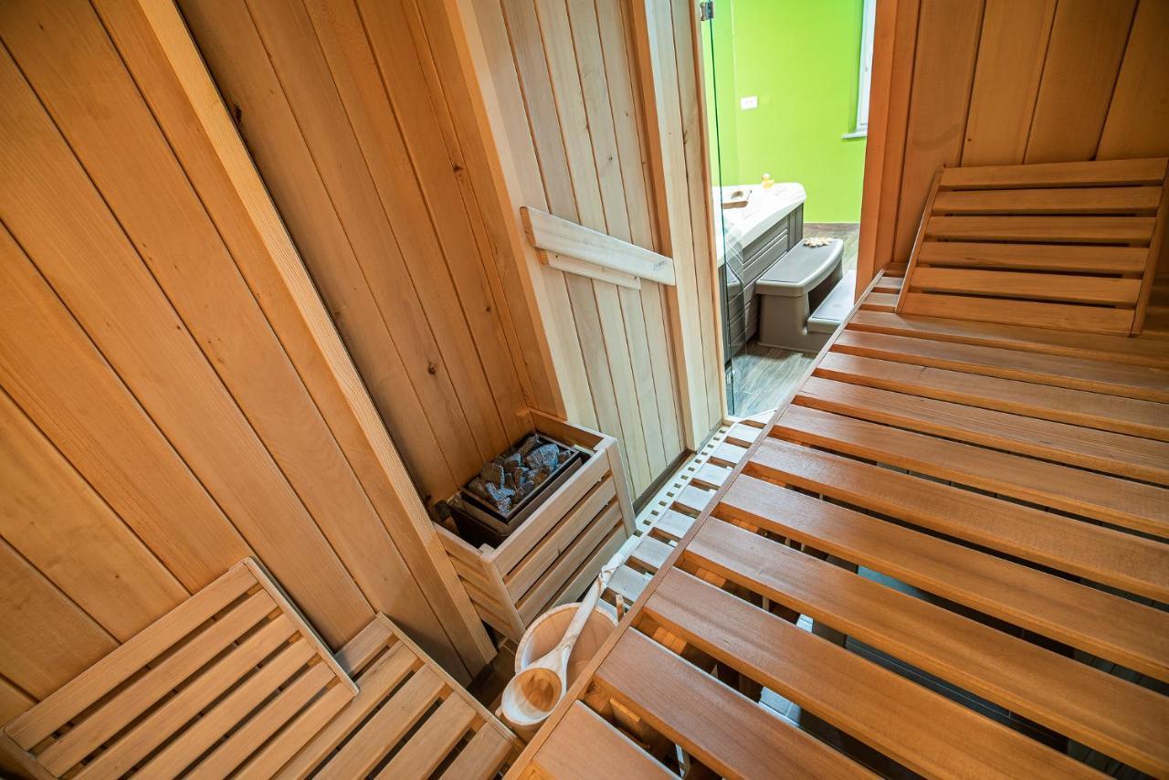 Holiday Home With Hot Tub And Sauna Sabina Rovte Esterno foto