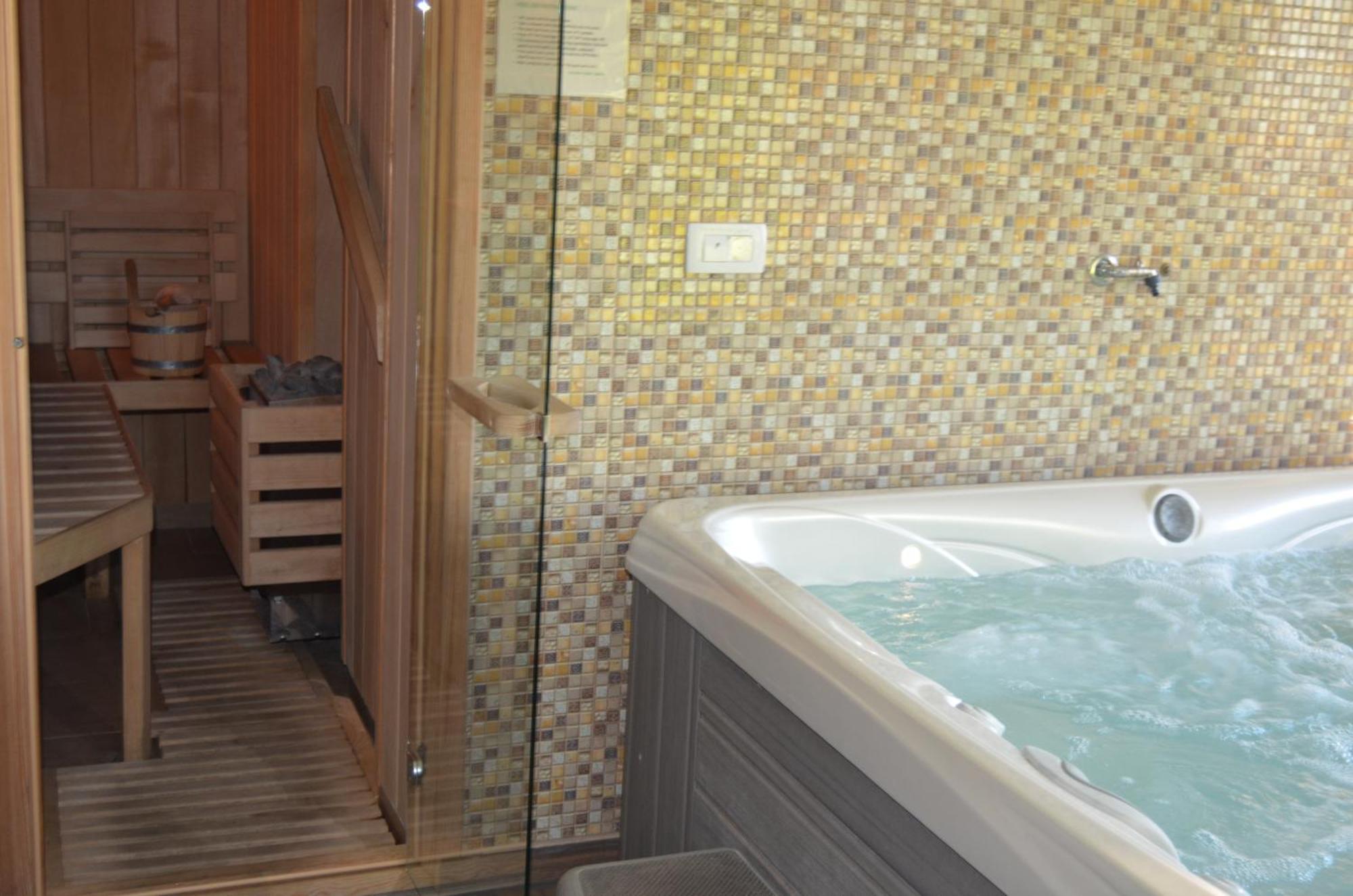Holiday Home With Hot Tub And Sauna Sabina Rovte Esterno foto